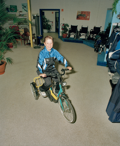 828359 Afbeelding van een driewieler voor gehandicapte kinderen in de showroom van Harting-Bank BV (Schönberglaan ...